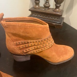 Jessica Simpson- Clauds Lion split suede ankle boots. size 6